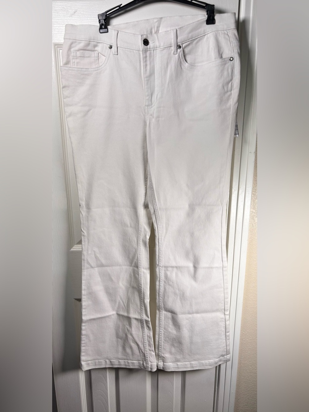 NWOT Women’s White Straight-Leg Jeans size 16